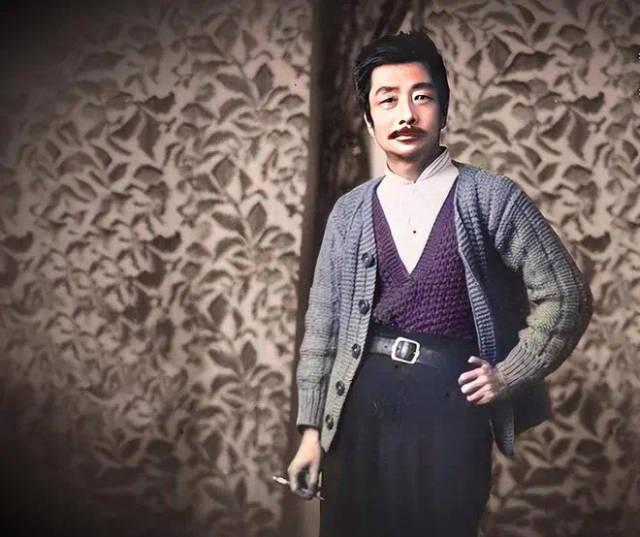 香港娛樂城:“給先生點菸”打卡照走紅後,魯迅夾菸牆畫被投訴,館方廻應