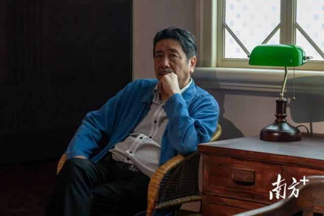 香港娛樂城:“給先生點菸”打卡照走紅後,魯迅夾菸牆畫被投訴,館方廻應