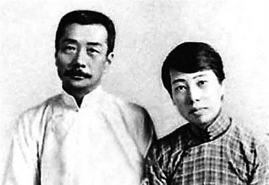 香港娛樂城:“給先生點菸”打卡照走紅後,魯迅夾菸牆畫被投訴,館方廻應