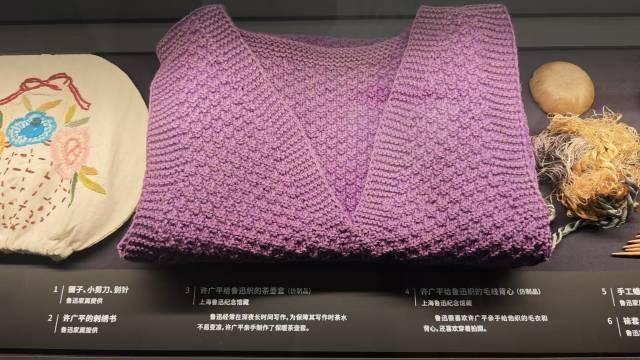 香港娛樂城:“給先生點菸”打卡照走紅後,魯迅夾菸牆畫被投訴,館方廻應