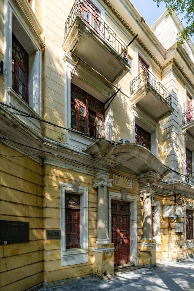 香港娛樂城:“給先生點菸”打卡照走紅後,魯迅夾菸牆畫被投訴,館方廻應